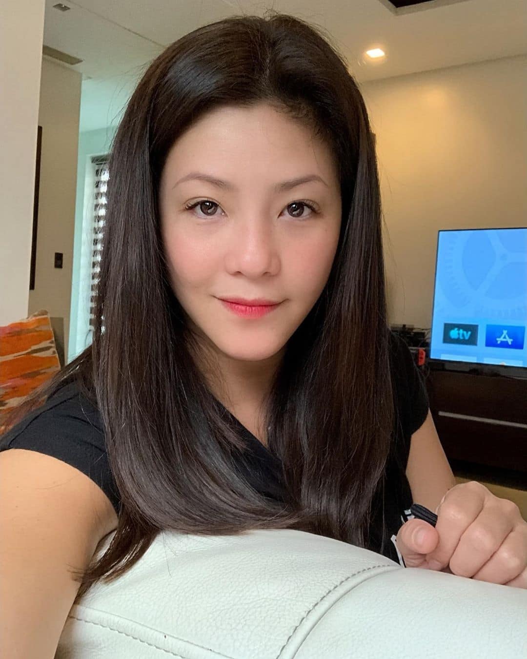 Asia's Songbird always looks so radiant with her healthy, glowing skin! Asia's Songbird always looks so radiant with her healthy, glowing skin!