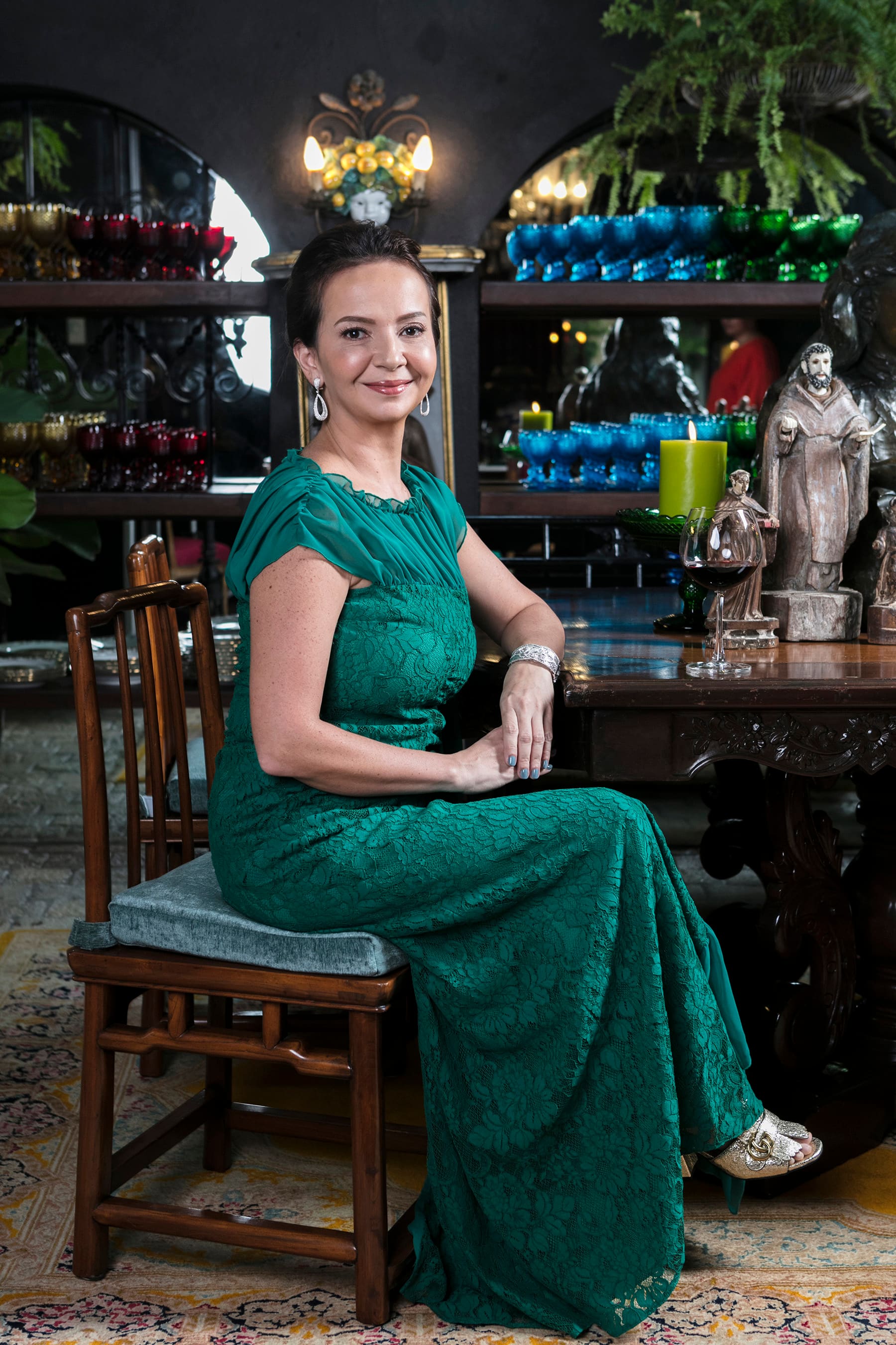 Angie Lhuillier welcomes holiday guests with elegance. Angie Lhuillier welcomes holiday guests with elegance.