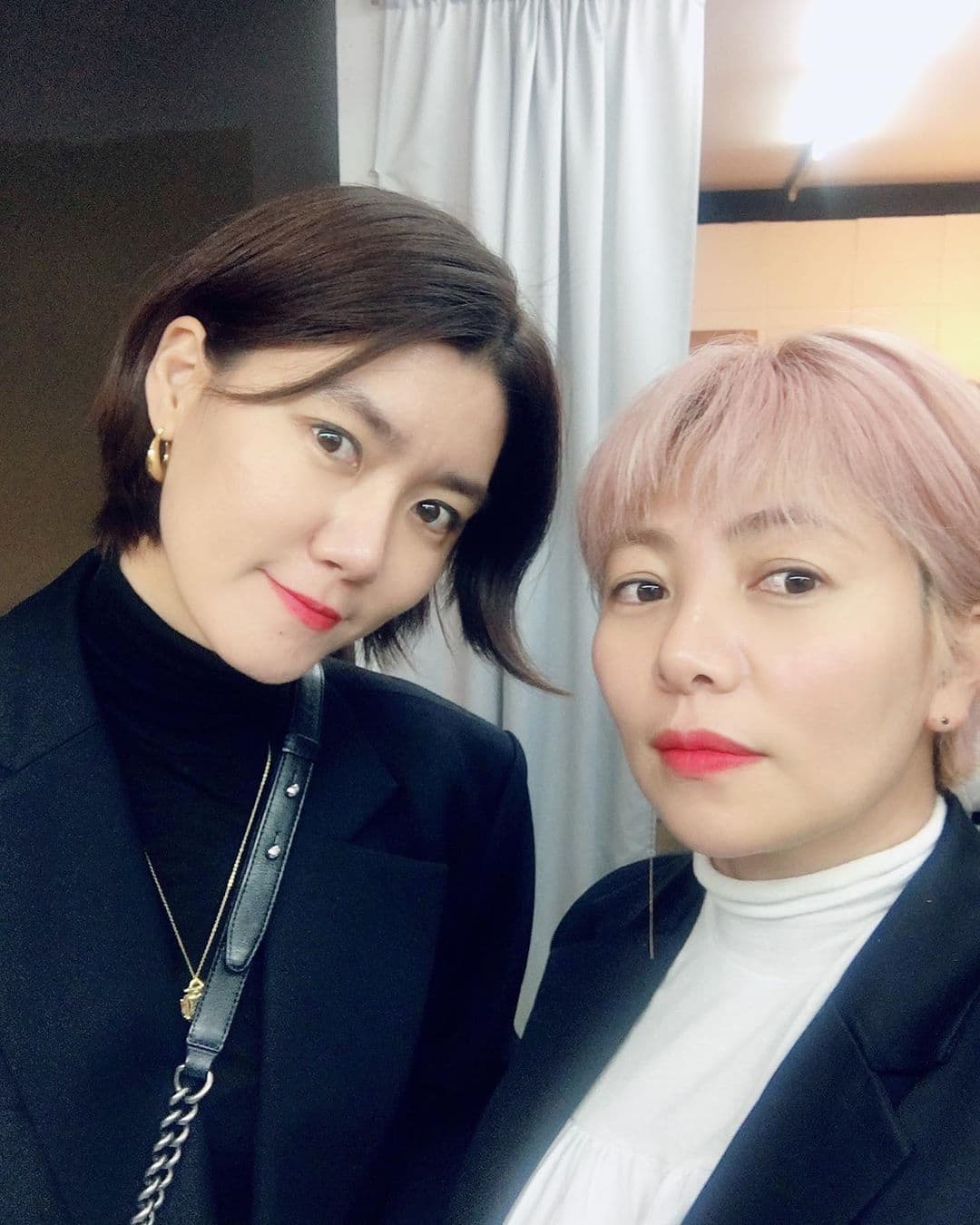 Mi-jeong and Mu Jin, a glam team match-up made in K-beauty heaven! Mi-jeong and Mu Jin, a glam team match-up made in K-beauty heaven!