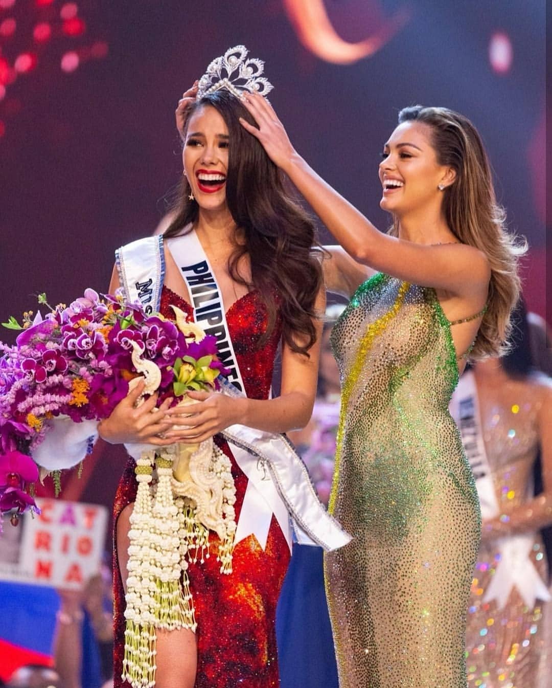 Miss Universe 2017 Demi-Leigh Nel-Peters passed on the crown to Catriona Gray Miss Universe 2017 Demi-Leigh Nel-Peters passed on the crown to Catriona Gray