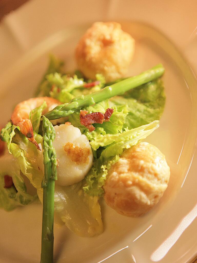 Scallop, Prawn and Asparagus Salad with Hollandaise Metro.Style