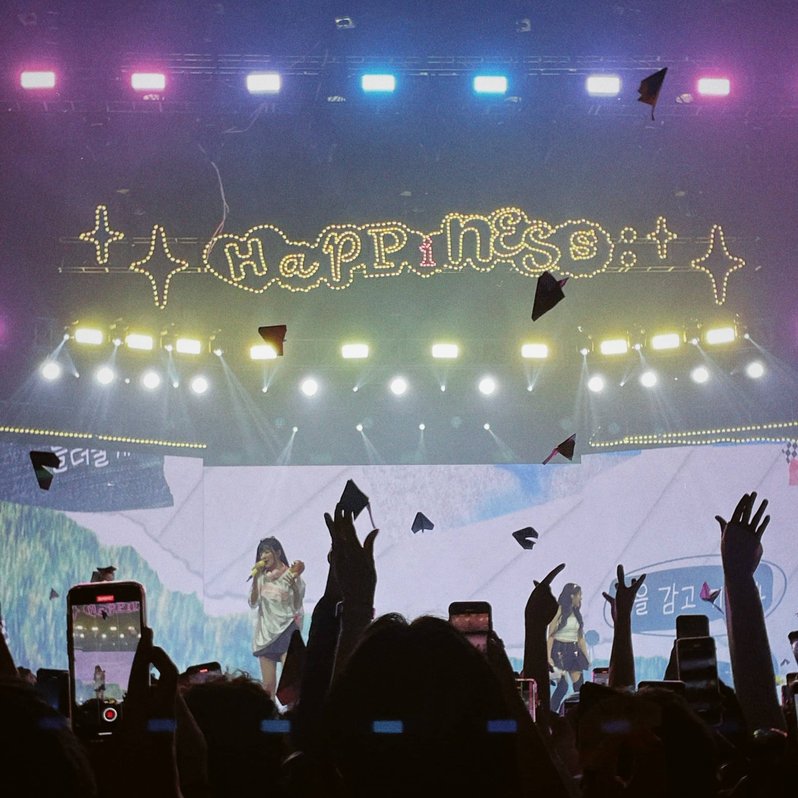 Paper airplanes flying during “Sweet Dreams” at the 2024 Red Velvet FanCon Tour in Manila