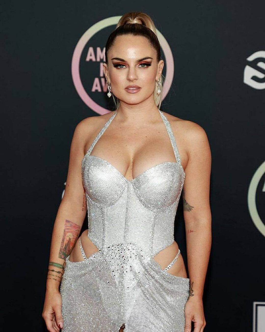 Here Are The Best Beauty Looks At The AMAs 2021 Metro.Style
