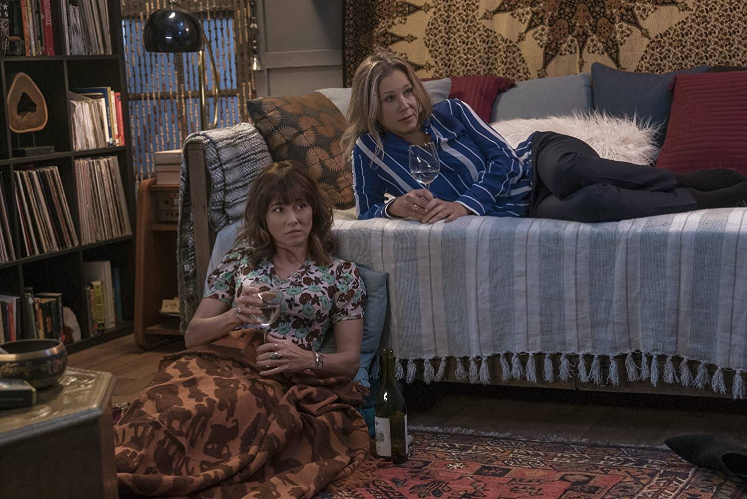Linda Cardellini and Christina Applegate in Dead to Me Linda Cardellini and Christina Applegate in Dead to Me