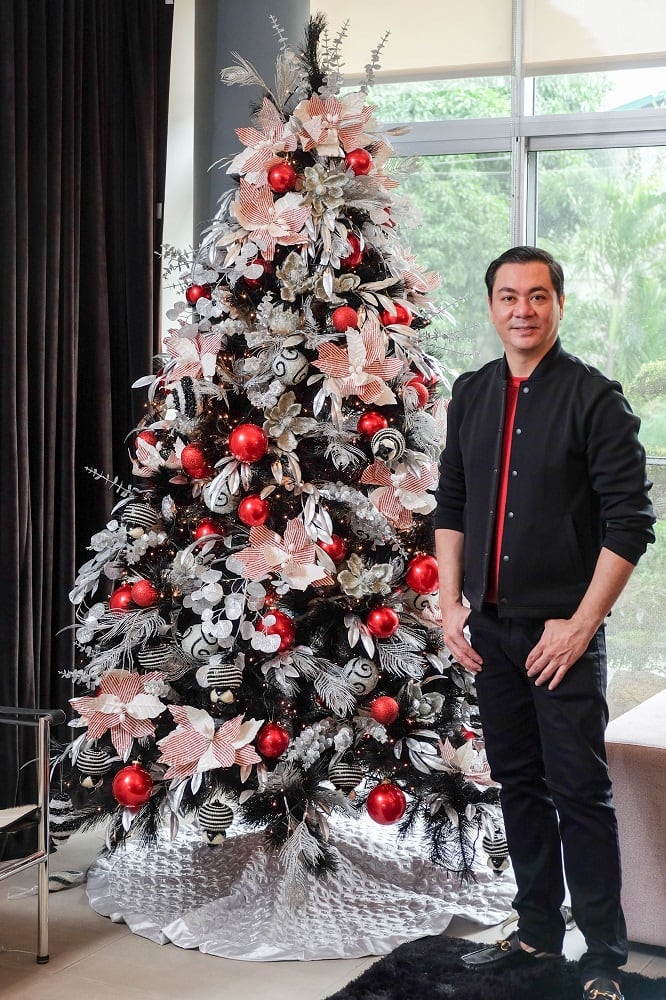 Metro Home TV Host Anton Barretto shows us how to decorate an unconventional Christmas tree. Metro Home TV Host Anton Barretto shows us how to decorate an unconventional Christmas tree.