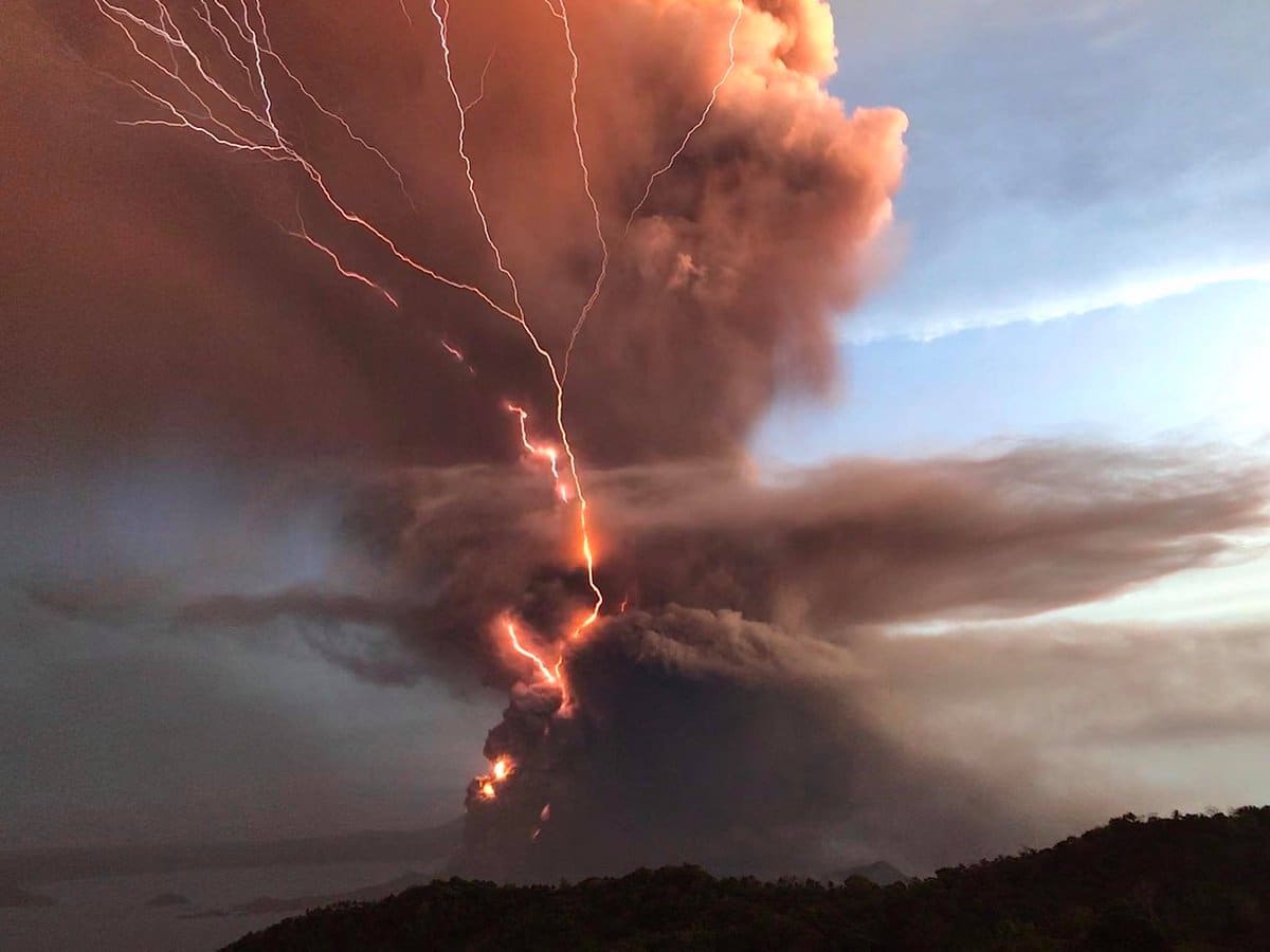 The eruption from Tagaytay City The eruption from Tagaytay City