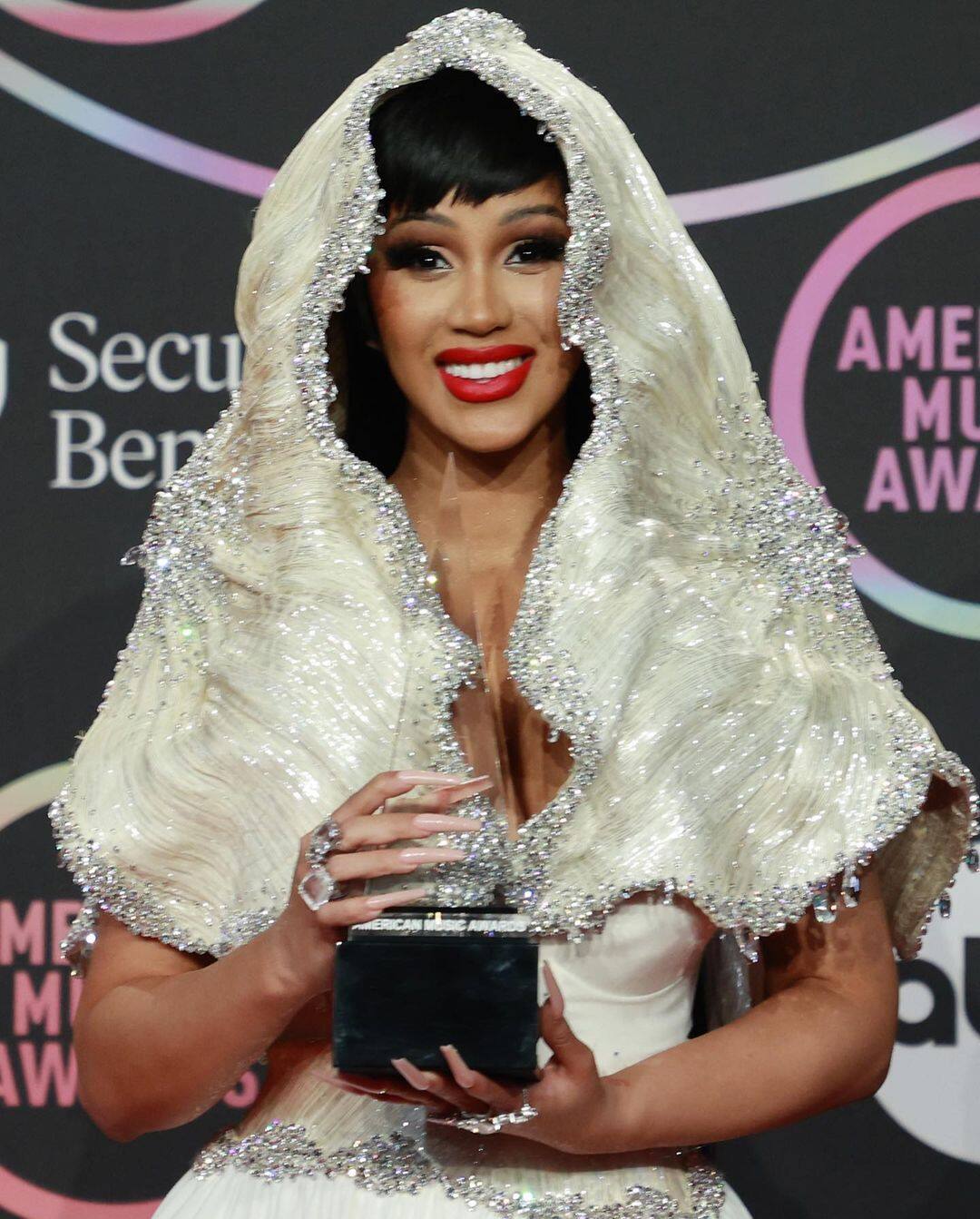 Here Are The Best Beauty Looks At The AMAs 2021 Metro.Style