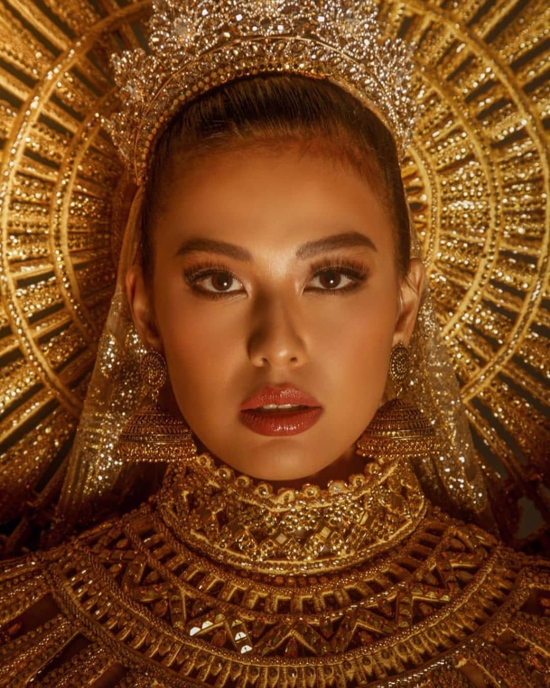 Michelle Dee Rises In Her National Costume For Miss World 2019 Metro