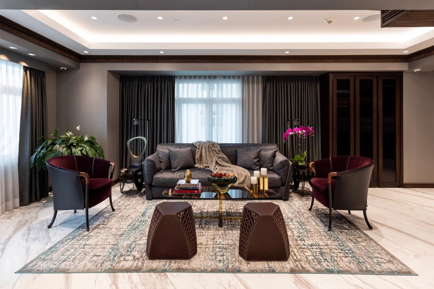 Taking its cue from the art deco period, the materials employed in this condo convey a restrained sense of luxury. The furniture composition achieves symmetry and an orderly balance. Taking its cue from the art deco period, the materials employed in this condo convey a restrained sense of luxury. The furniture composition achieves symmetry and an orderly balance.