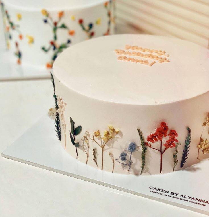 IN PHOTOS: Dried And Pressed Flowers Are The Chic New Trend In Cakes ...