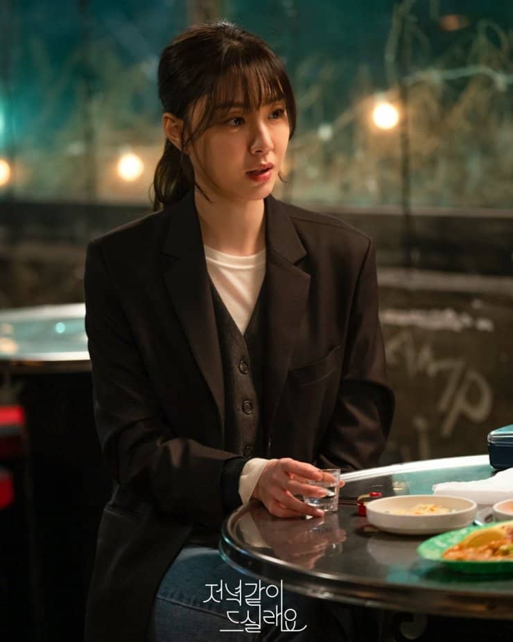 Ji-hye in a chic, disheveled low pony look Ji-hye in a chic, disheveled low pony look