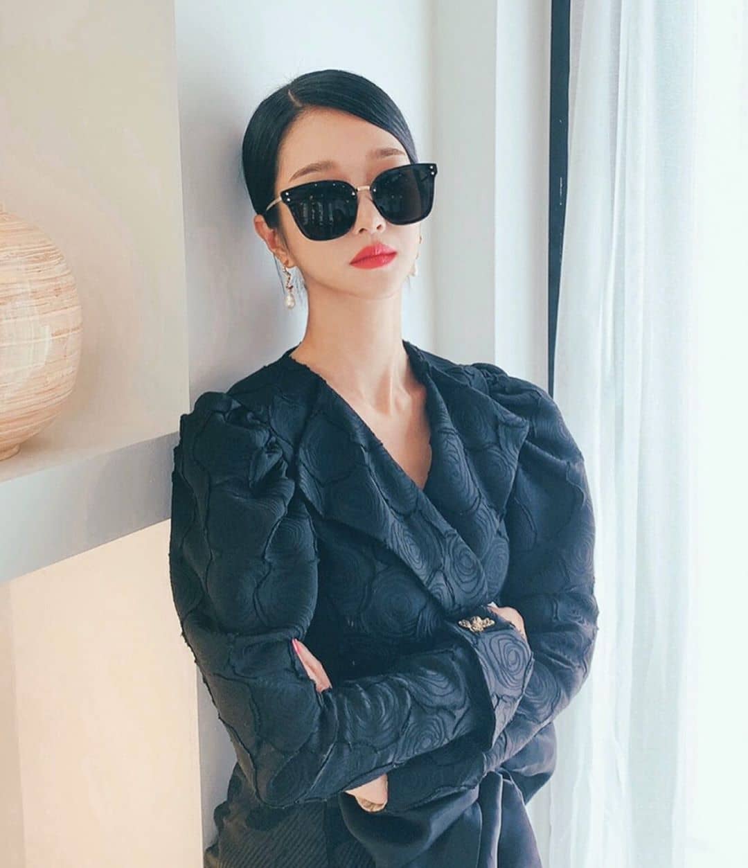 ko mun yeong black outfit