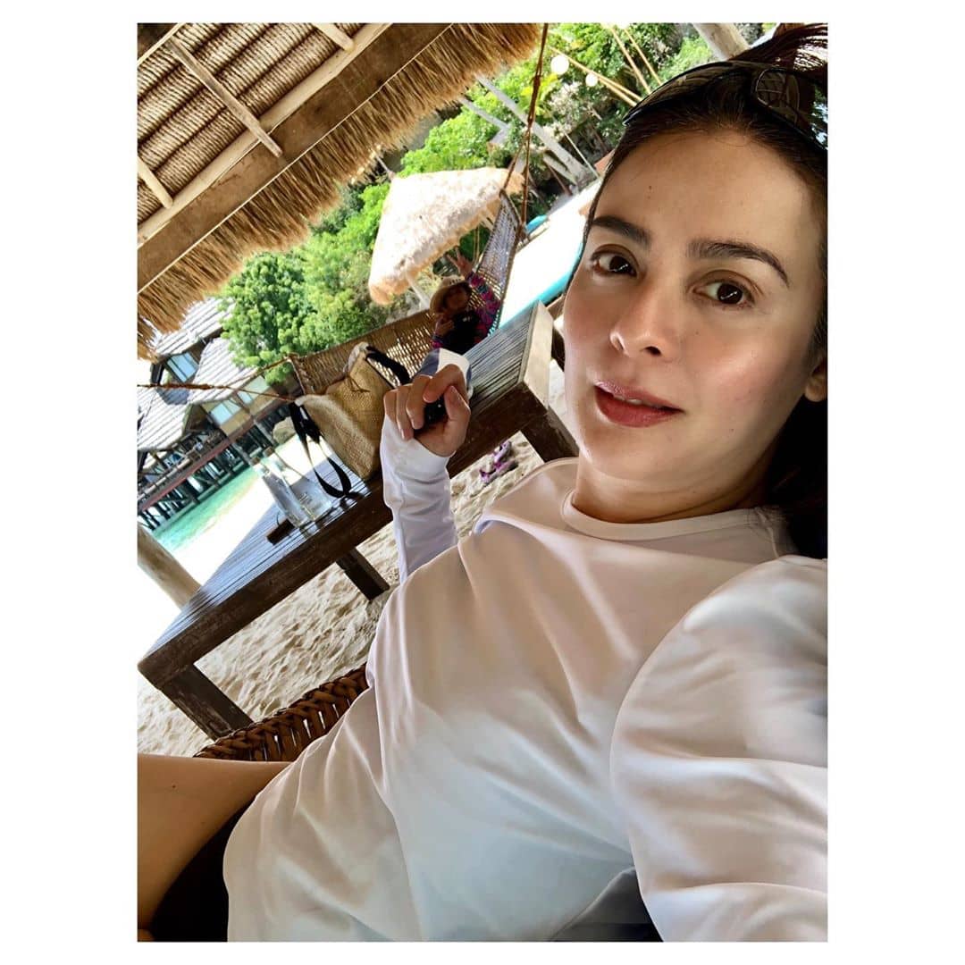 Dawn Zulueta Is Embracing Her Gray Hair While In Quarantine | Metro.Style
