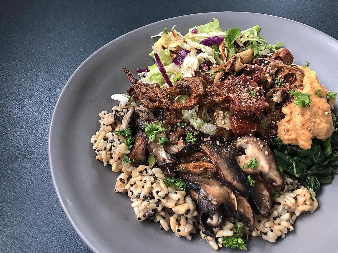 Macros bowwwwwwl for some booty gains π garlic quinoa+brown rice from @seedsofchange , portobello and shiitake roast, lemon-mustard slaw, crispy squash flowers, spinach with tandoori hummus from Pling! ππ Macros bowwwwwwl for some booty gains π garlic quinoa+brown rice from @seedsofchange , portobello and shiitake roast, lemon-mustard slaw, crispy squash flowers, spinach with tandoori hummus from Pling! ππ